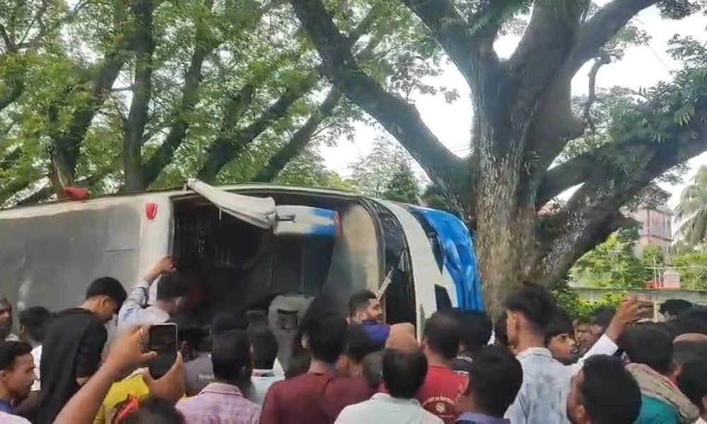 চুয়াডাঙ্গায় যাত্রীবাহী বাস উল্টে আহত ১৯