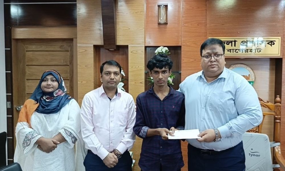 বাবাকে হারানো সেই ইকনের পাশে বাগেরহাট জেলা প্রশাসন