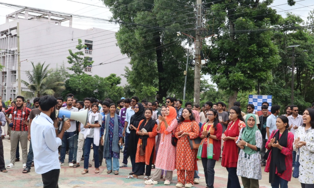 ছাত্রী হলে গোপনে ভিডিও ধারণের অভিযোগে উত্তাল খুবি