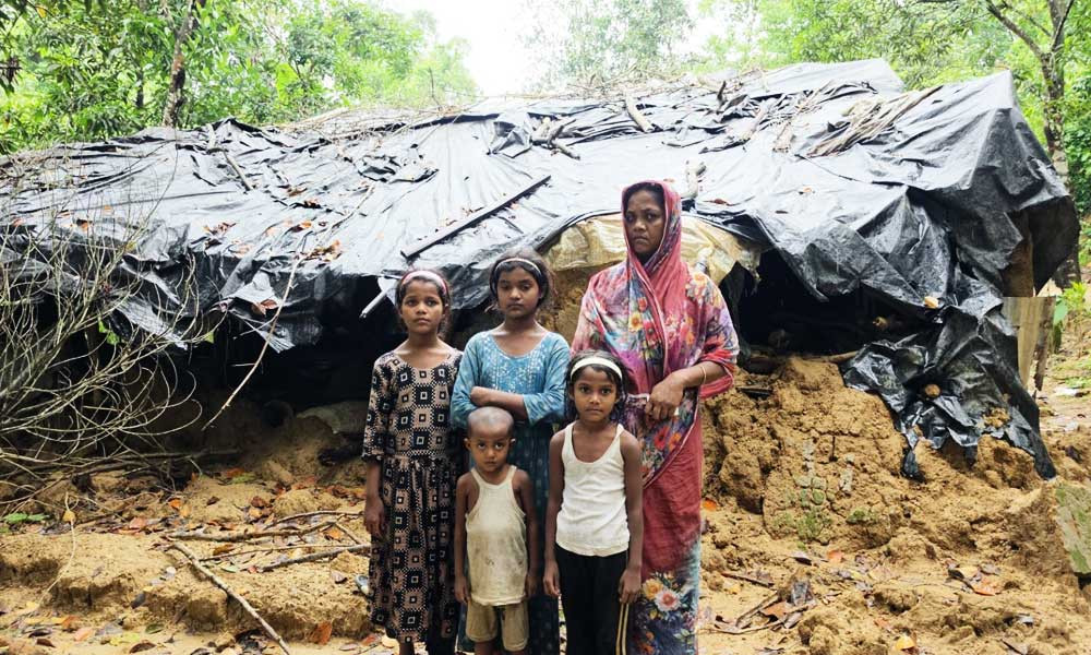 ধসে পড়া জীর্ণ ঘরটিই একমাত্র অবলম্বন পরিবারটির