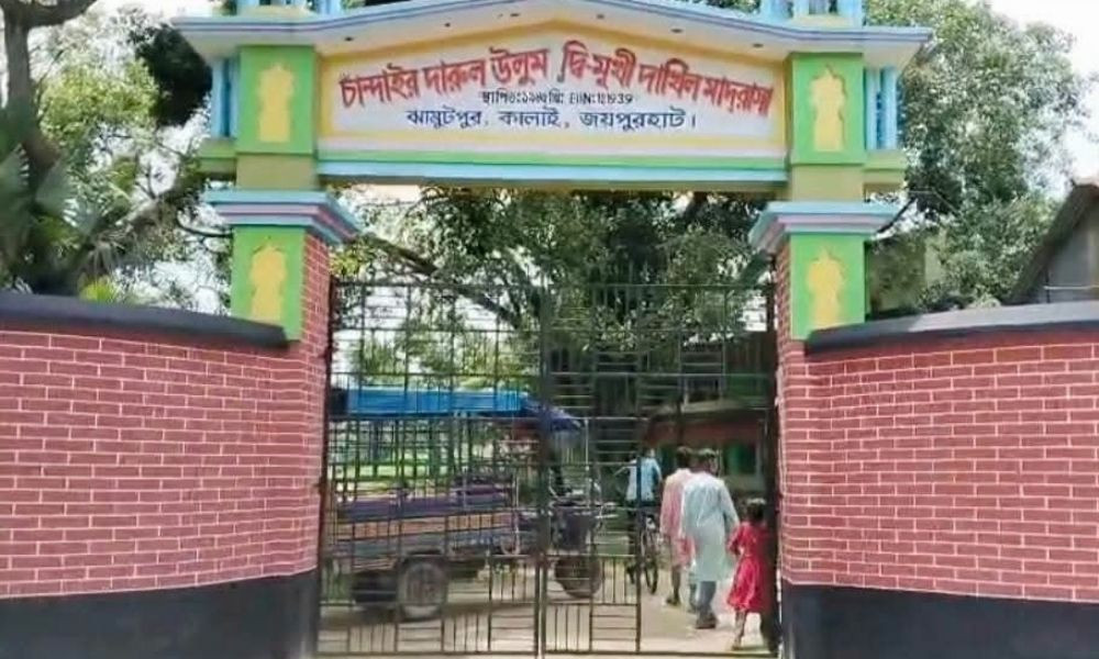 হাজিরা খাতায় নাম একজনের, শ্রেণিকক্ষে শিক্ষক আরেকজন