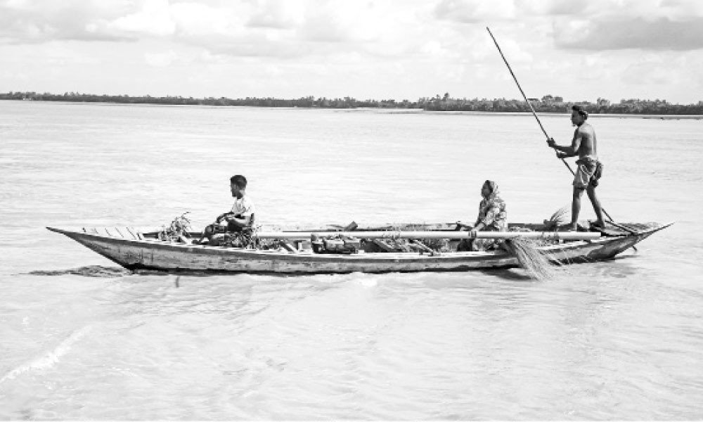 তিস্তার উত্তাল স্রোত পেরিয়ে নৌকায় পাড়ি দিচ্ছে কৃষক পরিবার