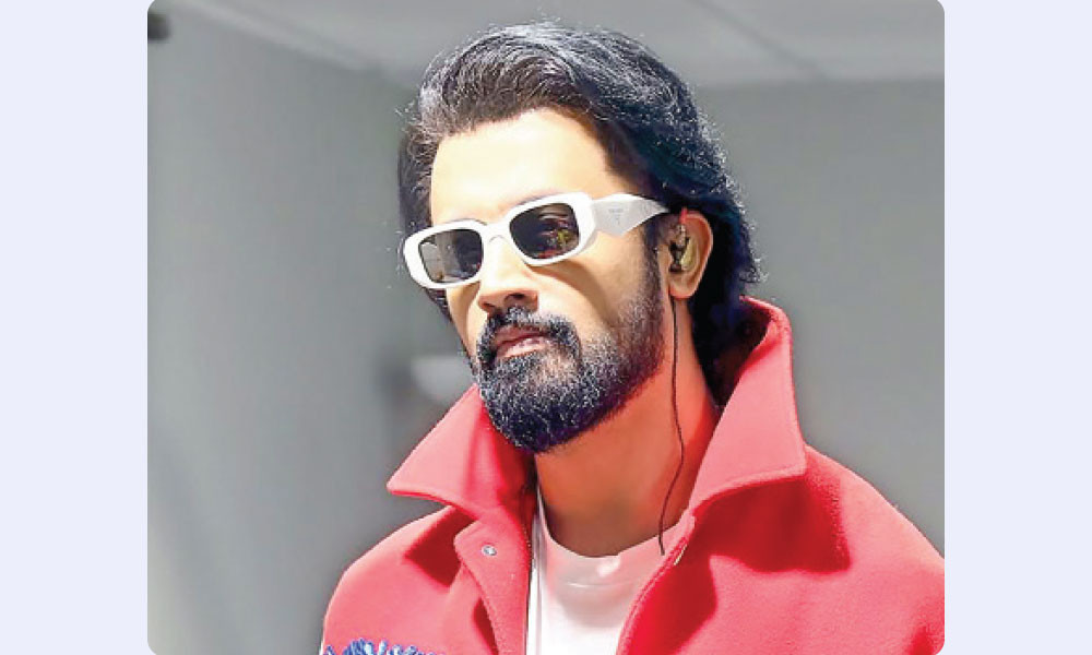 আজ মঞ্চে উঠবেন
