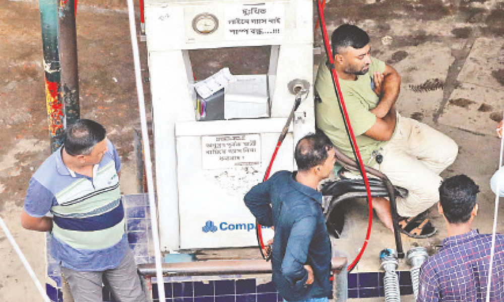 রাতভর অপেক্ষায়ও মিলছে না গ্যাস