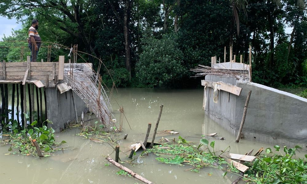 ধসে পড়ল গৌরনদীতে নির্মাণাধীন ব্রিজ