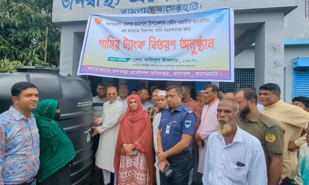 সুপেয় পানি সংরক্ষণে পানির ট্যাংক বিতরণ করলেন প্রতিমন্ত্রী ফরিদুল