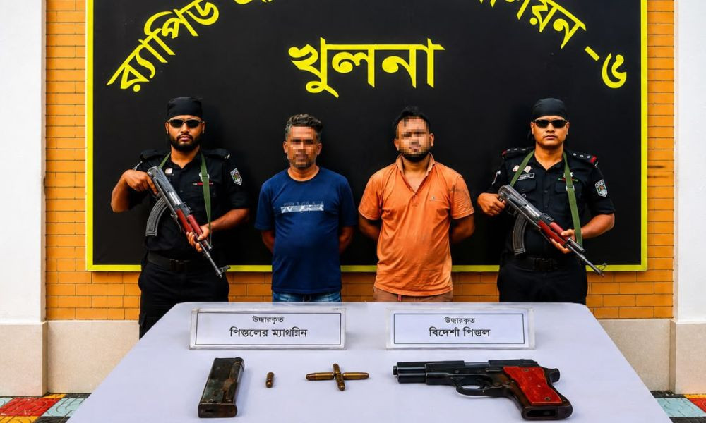 খুলনায় বিদেশি পিস্তল-গুলিসহ আটক ২