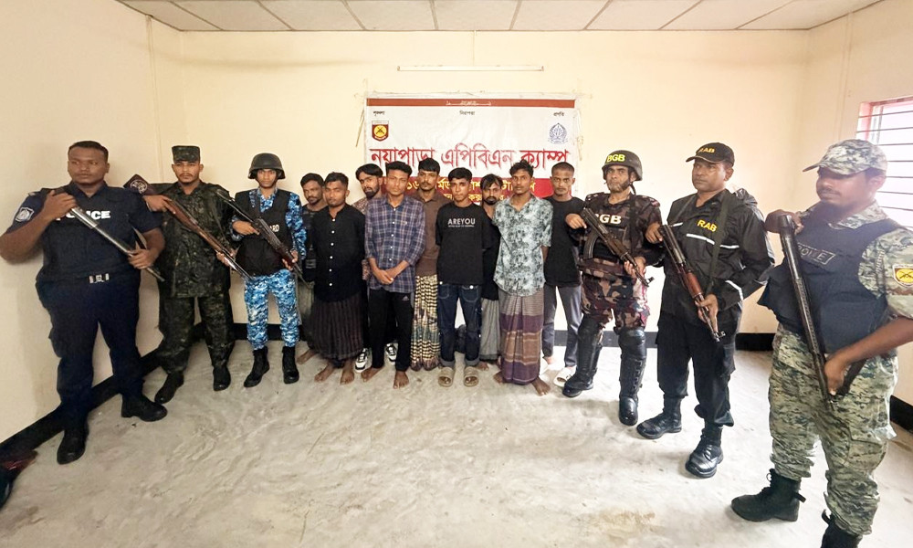 টেকনাফে রোহিঙ্গা ক্যাম্পে যৌথ অভিযান, অস্ত্র-গুলিসহ আটক ৯