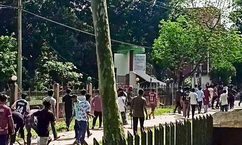 বাকৃবিতে দুই হলের শিক্ষার্থীদের দফায় দফায় সংঘর্ষ, আহত ১৩