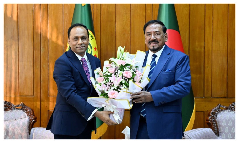 রাষ্ট্রপতির দায়িত্ব নেওয়ায় হাফিজ উদ্দিন আহমদকে ফুলেল শুভেচ্ছা
