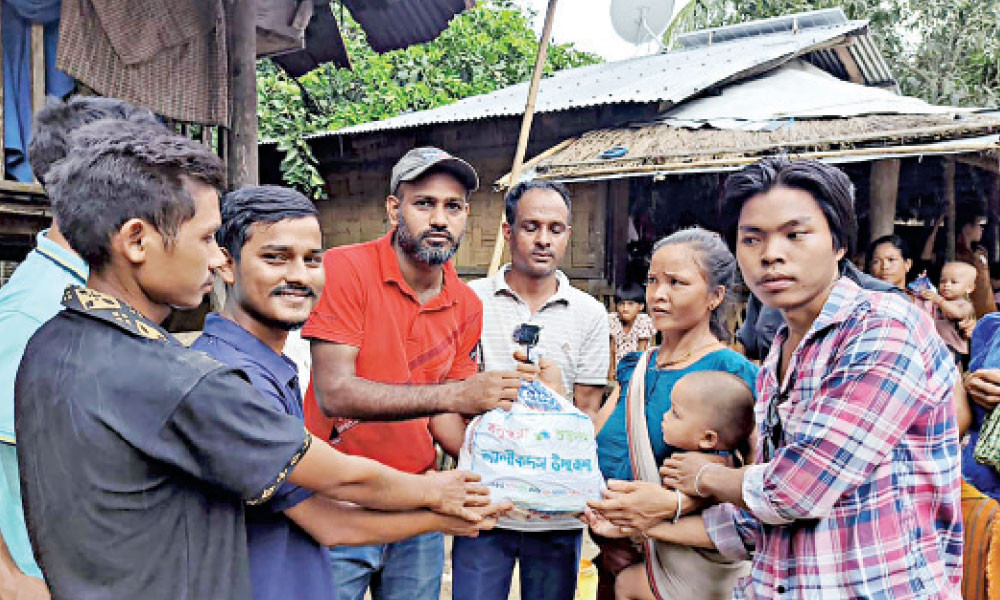 খাদ্য সহায়তা নিয়ে দুর্গম পাহাড় পেরিয়ে আলীকদমে
