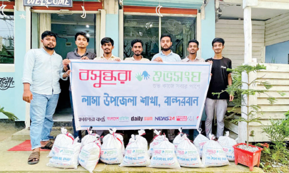 লামায় বন্যা ও পাহাড়ধসে ক্ষতিগ্রস্ত মানুষ পেল খাদ্য সহায়তা