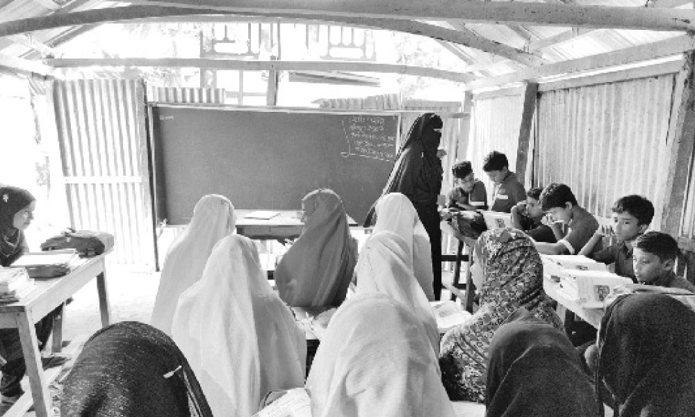 নদীভাঙনের পর অস্থায়ী টিনের ঘরে পাঠদান