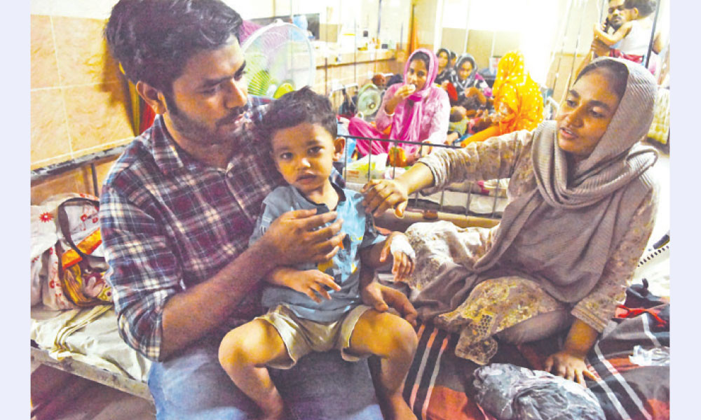 রাজধানীর হাসপাতালগুলোতে বাড়ছে ডেঙ্গু রোগীর সংখ্যা।