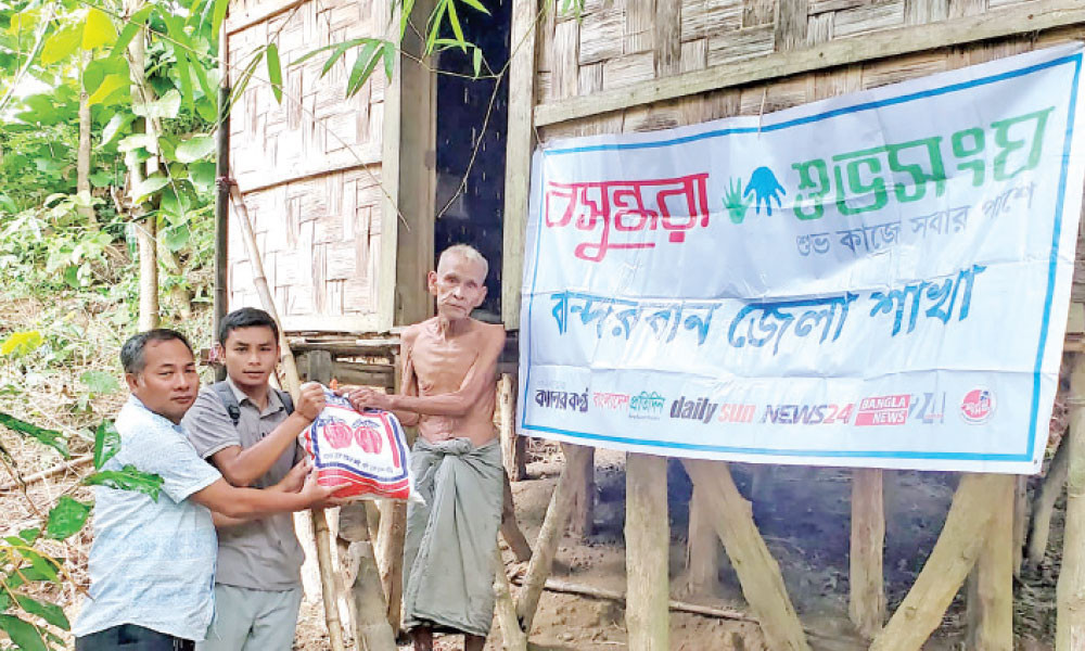 অসহায় বন্যার্ত মানুষের পাশে বসুন্ধরা শুভসংঘ