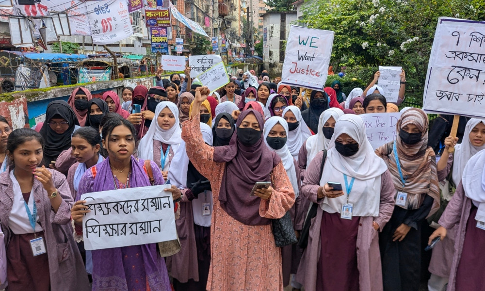 কুমিল্লায় ৭ শিক্ষককে বদলির প্রতিবাদে শিক্ষার্থীদের বিক্ষোভ