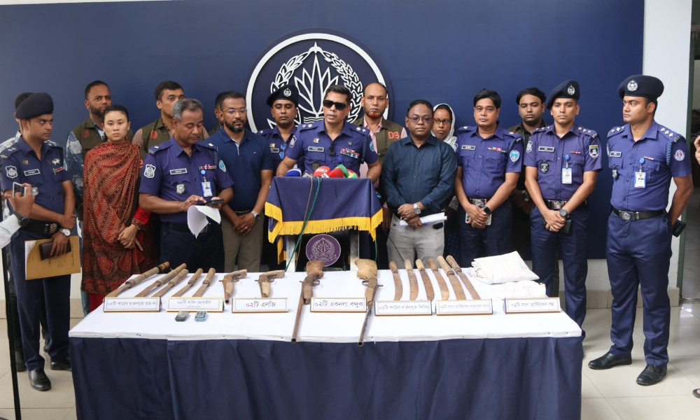 কেলিশহরের পাহাড়ে অস্ত্রের ভাণ্ডার: ৪ আগ্নেয়াস্ত্রসহ দেশীয় অস্ত্র উদ্ধার, গ্রেপ্তার ২