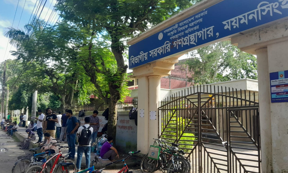 বই পড়তে দীর্ঘ সারিতে পাঠকের অপেক্ষা, তবে...