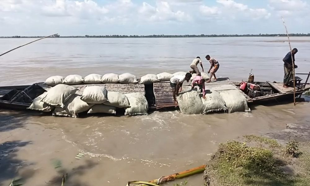 তিস্তায় বিলীন ৭ ঘরবাড়ি, জরুরি ভিত্তিতে জিও ব্যাগ ফেলছে পাউবো