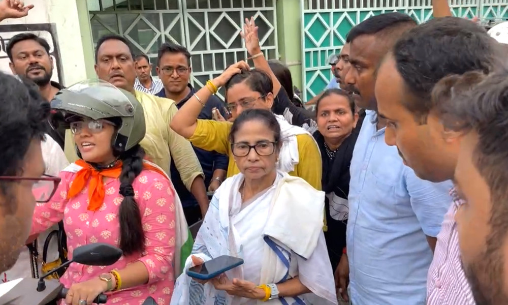 কলকাতায় বিক্ষোভে মমতা, পুলিশের সঙ্গে তৃণমূলের ধস্তাধস্তি