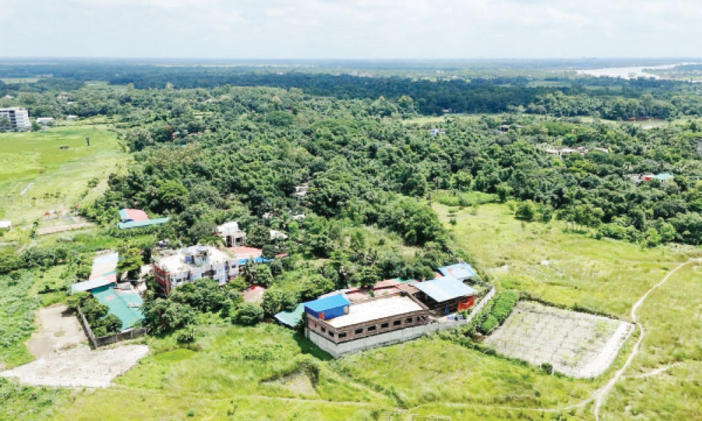 এবার মায়ের কবরও বুলডোজারের মুখে
