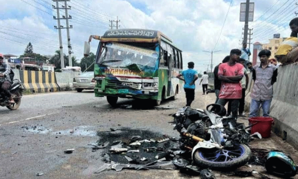 বিকল না হয়েও সরাসরি লেনে দাঁড়িয়ে ছিল বাস, পরপর দুর্ঘটনায় নিহত ৩