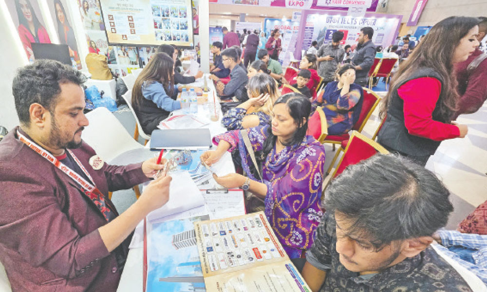 আইসিসিবিতে আন্তর্জাতিক শিক্ষামেলা : শেষ দিনেও শিক্ষার্থীদের ভিড়