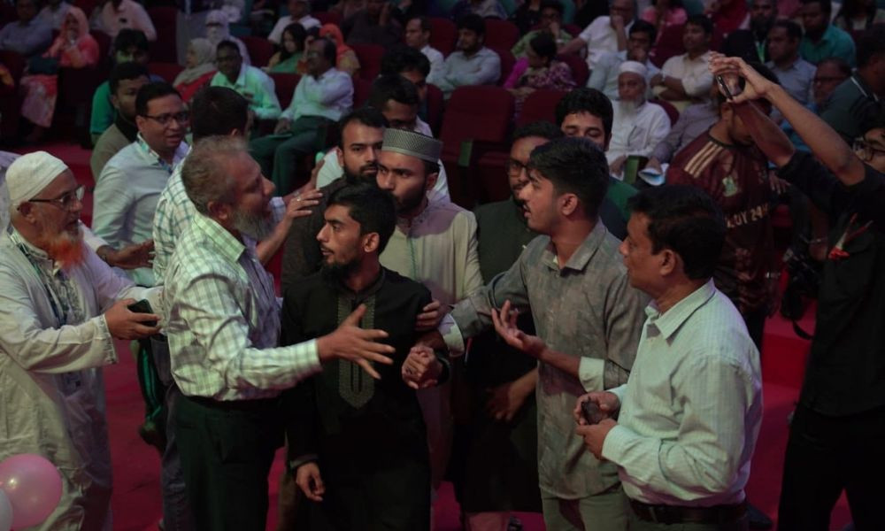 বক্তব্যের সুযোগ না দেওয়ায় অনুষ্ঠান বর্জন শেকৃবির বৈষম্যবিরোধী ও শিবির নেতাদের