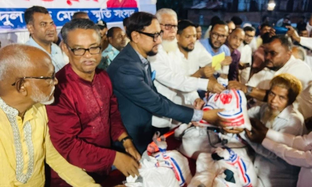 অতিবৃষ্টিতে ক্ষতিগ্রস্তদের মাঝে চসিক মেয়রের খাদ্যসামগ্রী বিতরণ