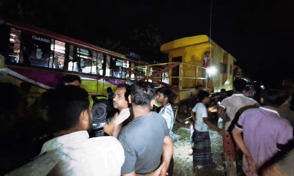 তেলবাহী ট্রেনের বিচ্ছিন্ন ৬ বগির সঙ্গে বাস-অটোরিকশার সংঘর্ষ, আহত ১৫
