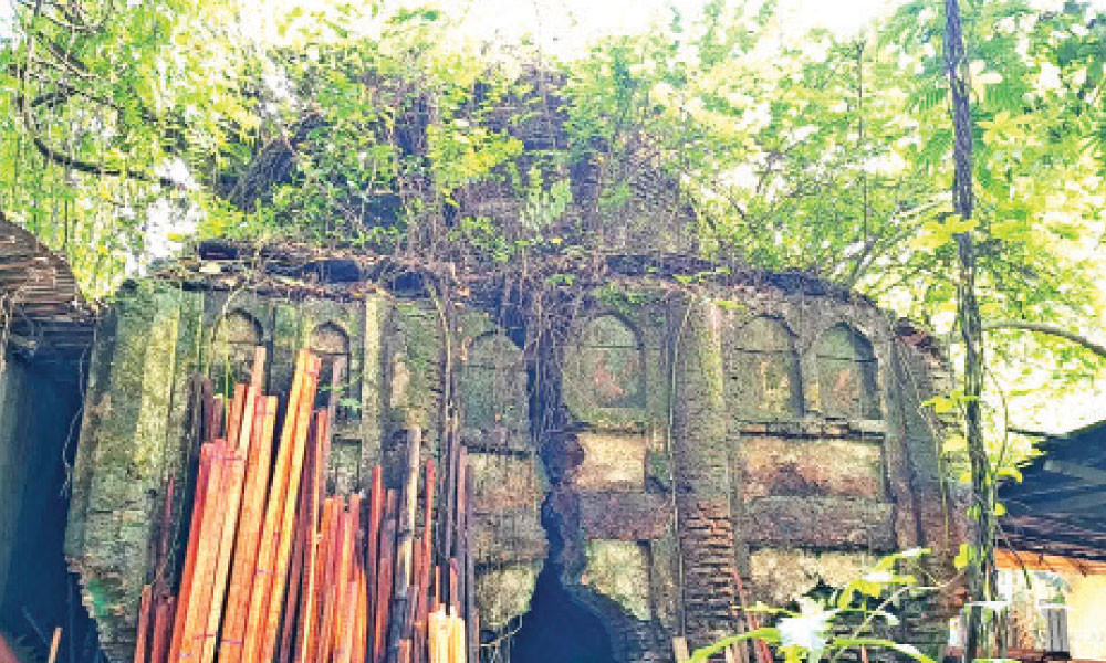 কুমিল্লায় বটগাছের শিকড়ে ৩০০ বছরের মসজিদ
