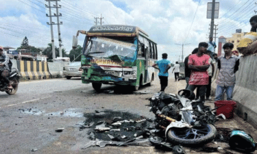 বিকল না হয়েও সরাসরি লেনে দাঁড়িয়ে ছিল বাস, পরপর দুর্ঘটনায় নিহত ৩