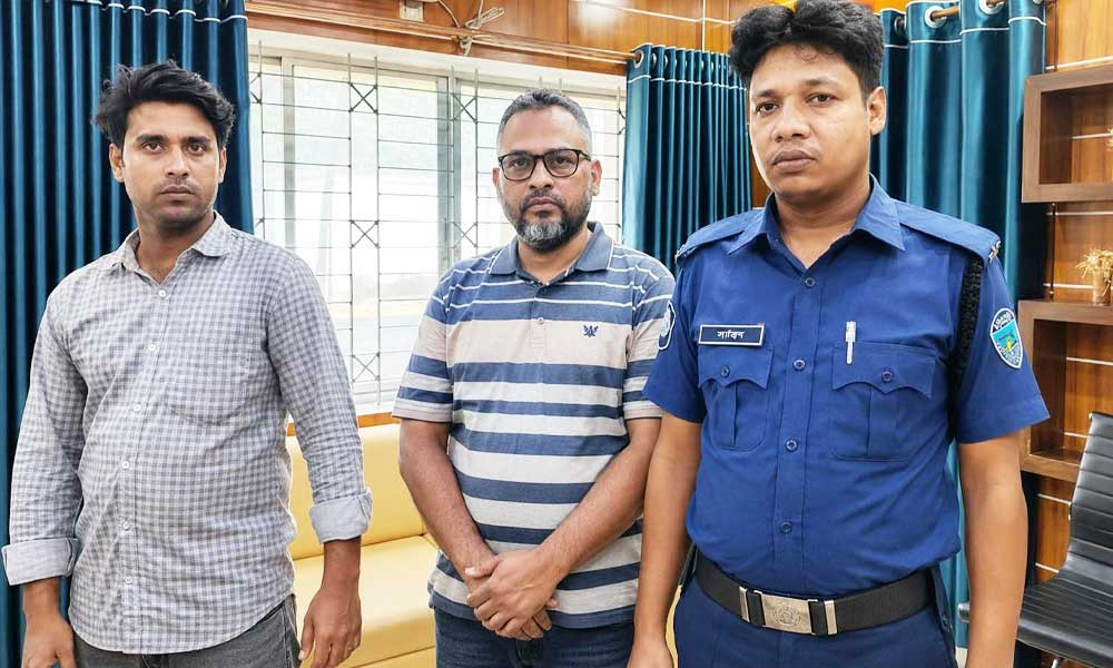 কর পরিদর্শক সেজে জাল সনদে এনআইডি সংশোধনের চেষ্টা, আটক ২