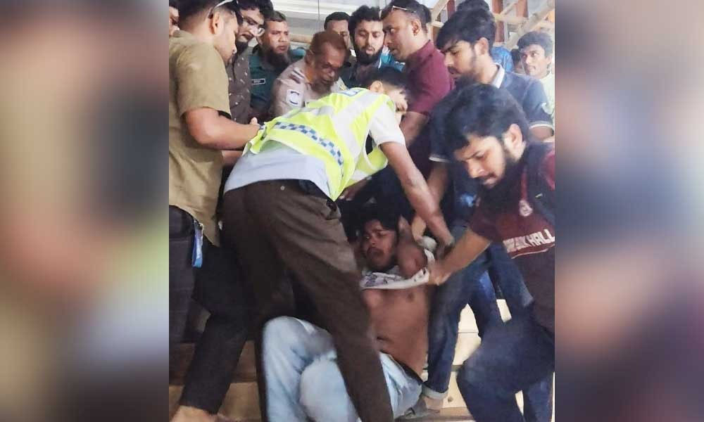 লাইব্রেরিতে ঢুকে শিক্ষার্থীদের ওপর শিবিরের হামলা