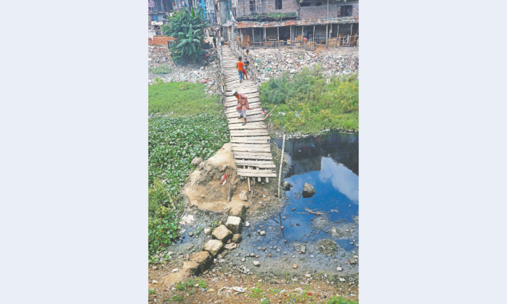 ঝুঁকি নিয়ে চলাচল করছে এলাকাবাসী