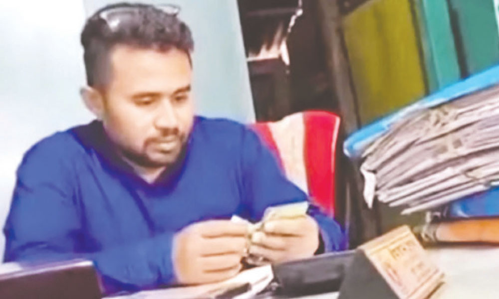 গুনে গুনে টাকা নেওয়ার ভিডিও ভাইরাল, অবশেষে বরখাস্ত