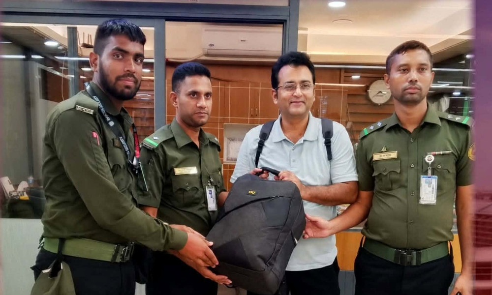 আনসারের সহযোগিতায় হারানো ব্যাগ ফিরে পেলেন প্রবাসী