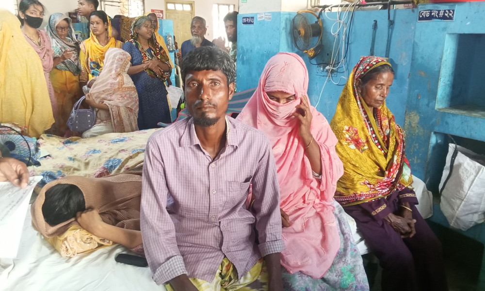 নাতনিকে কামড়ানো সাপ ধরে খাঁচাবন্দি করলেন দাদি, ছুটে গেলেন হাসপাতালে