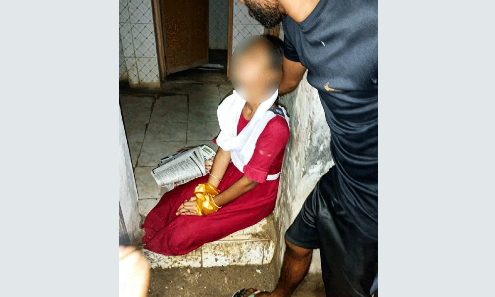 বিদ্যালয়ের বাথরুমে হাত-পা ও মুখ বাঁধা অবস্থায় ছাত্রী উদ্ধার