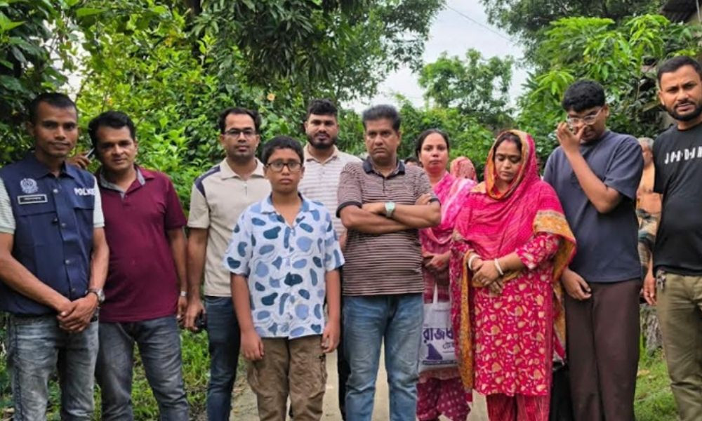 ‘আত্মগোপনে’ থাকা সেই স্বর্ণ ব্যবসায়ী সপরিবারে আটক : পুলিশ