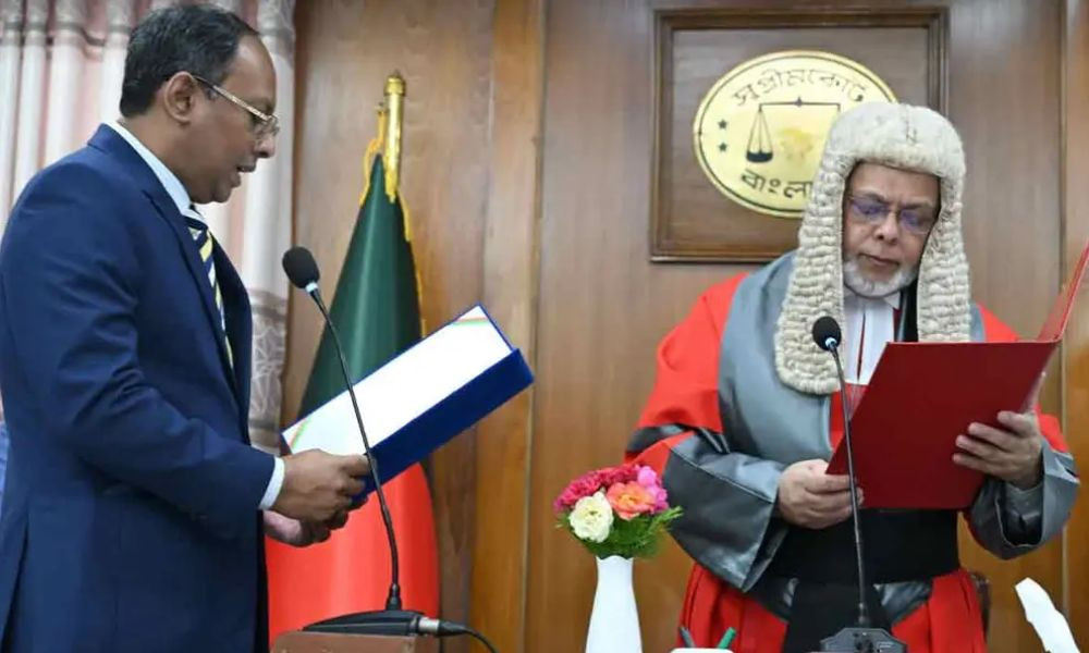 পিএসসির চেয়ারম্যান হিসেবে শপথ নিলেন ড. নাজমুজ্জামান ভূঁইয়া