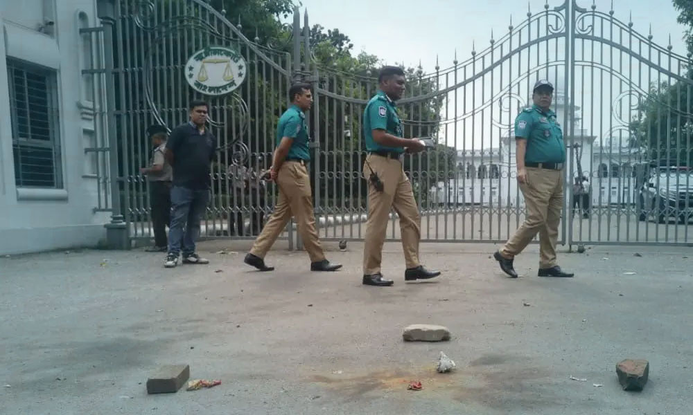 এবার হাইকোর্টের সামনে ককটেল বিস্ফোরণ
