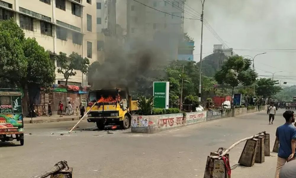 মিরপুরে ফুটপাতে উচ্ছেদ অভিযানে সংঘর্ষ