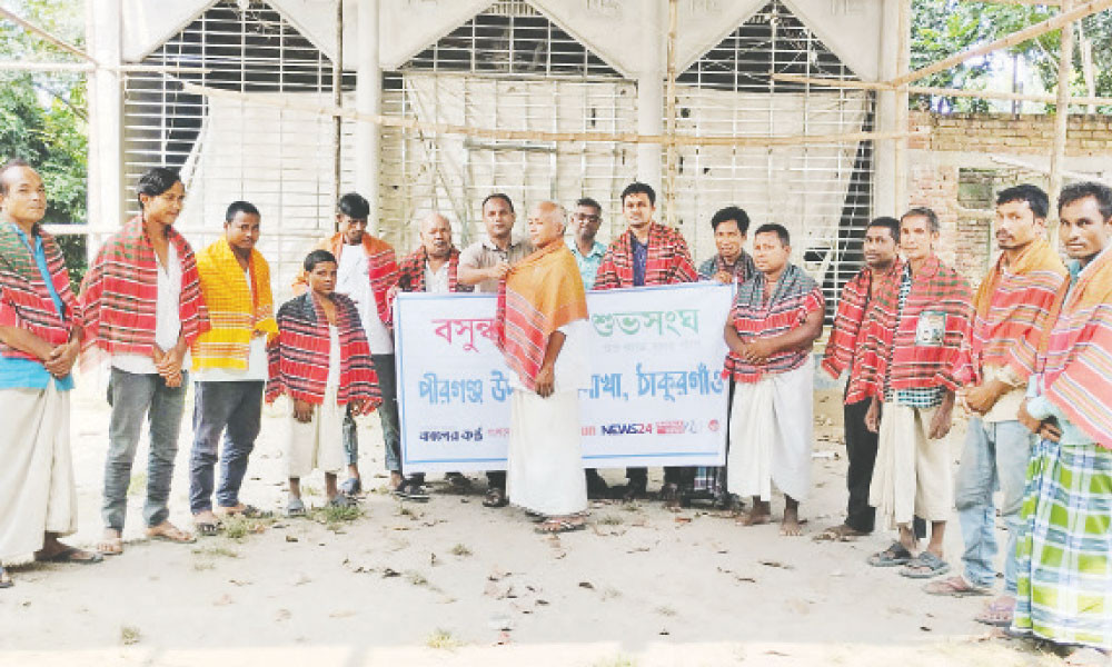 পীরগঞ্জে প্রতিমা কারিগরদের গামছা উপহার