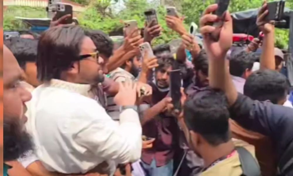 রবীন্দ্রনাথের ছবিতে চুনকালি মাখতে গিয়ে গ্রেপ্তার হলেন আয়াশ