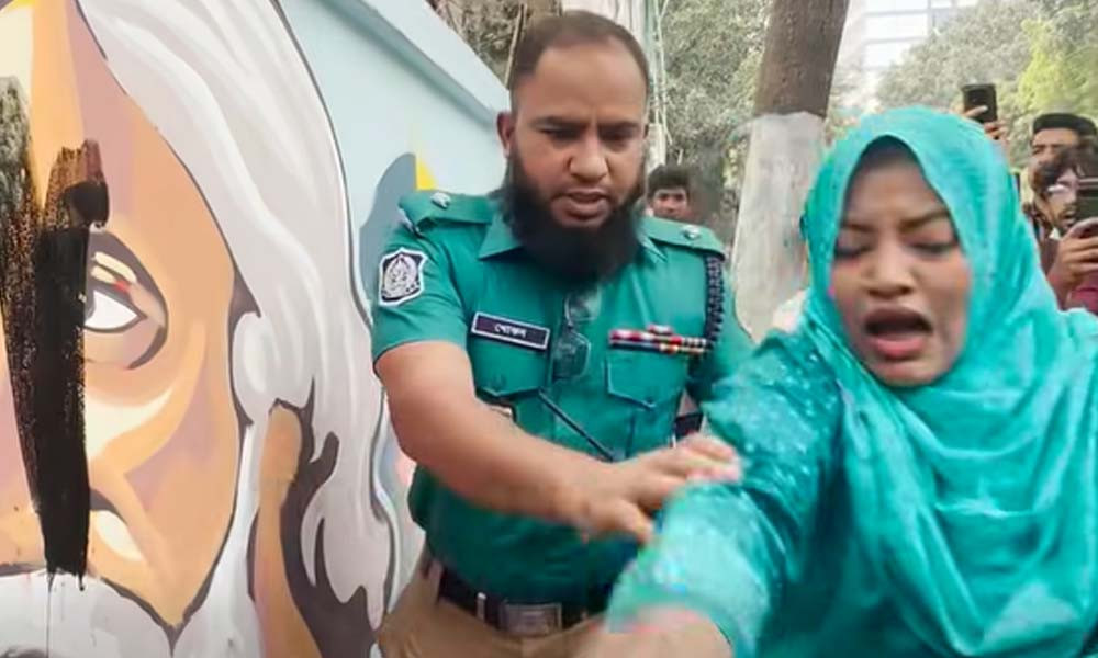 রবীন্দ্রনাথের ছবিতে কালি দিতে গিয়ে নারী আটক