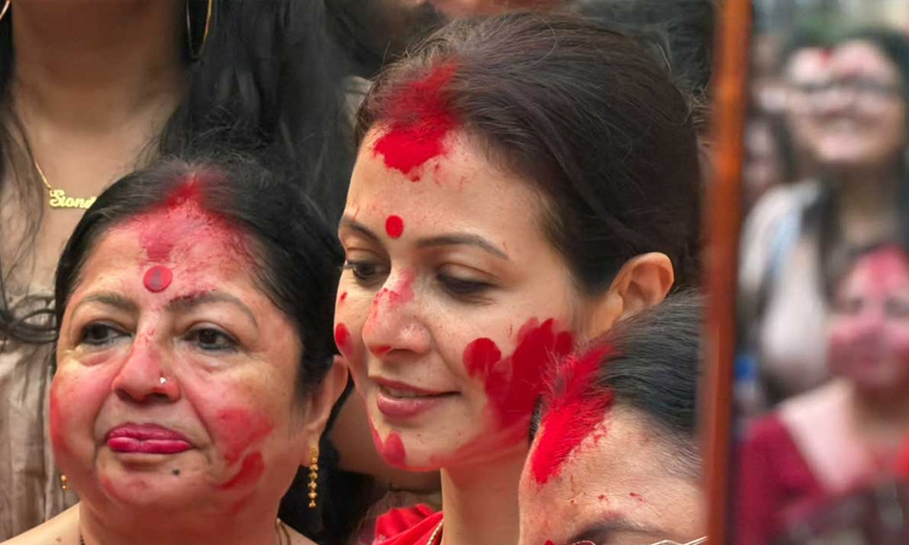 মেতেছেন সিঁদুর খেলায়, কণ্ঠে মন খারাপের সুর