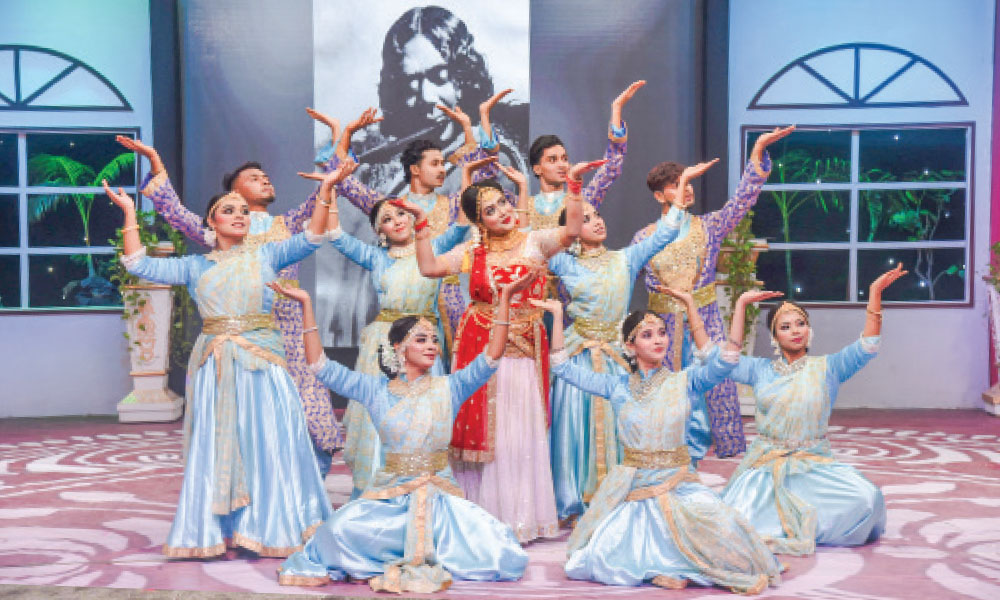 ছোটদের অনুষ্ঠান আমাদের দুখুমিয়া [সকাল ১১টা, বিটিভি] : প্রযোজনা নাজমুল হক। থাকবে একক ও দলীয় সংগীত, আবৃত্তি, নৃত্য ও নাটিকা।