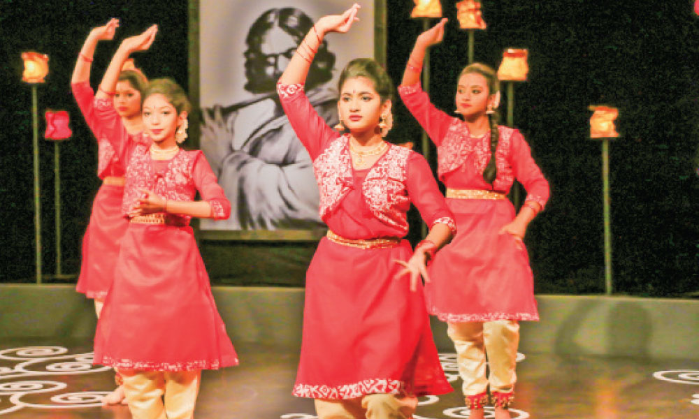 ছোটদের অনুষ্ঠান আমাদের দুখুমিয়া [সকাল ১১টা, বিটিভি] : প্রযোজনা নাজমুল হক। থাকবে একক ও দলীয় সংগীত, আবৃত্তি, নৃত্য ও নাটিকা।