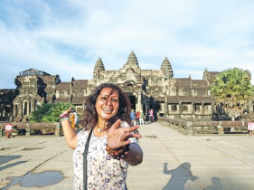 অ্যাংকর ওয়াতের সামনে লেখক